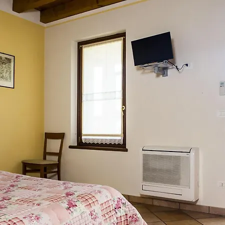 Κατάλυμα σε φάρμα Lupo Bianco *